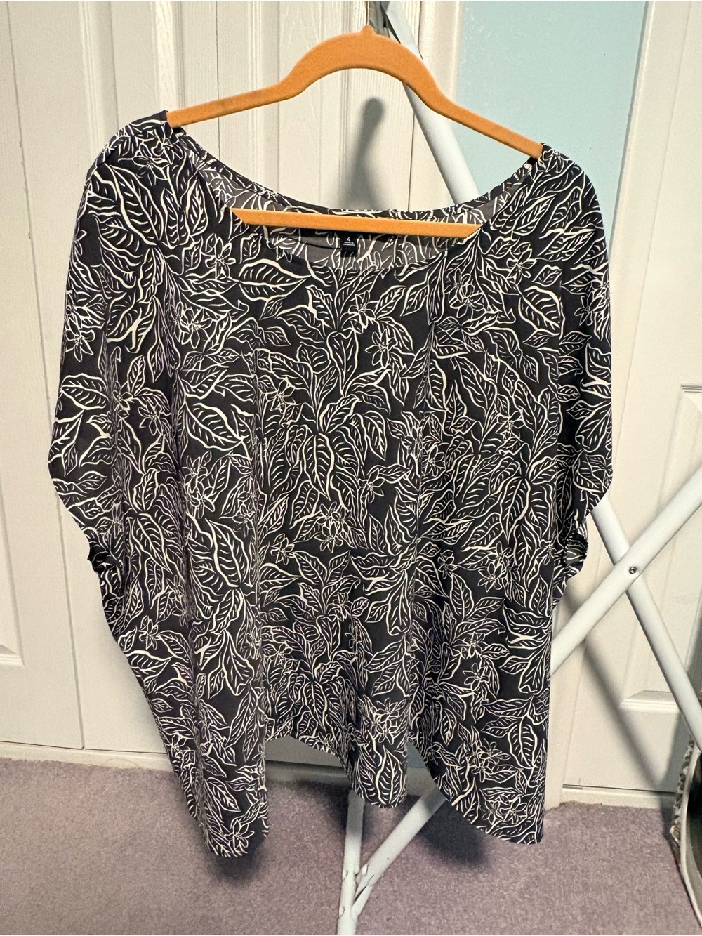 Torrid Black and White Leaf-Print Top Size 4x